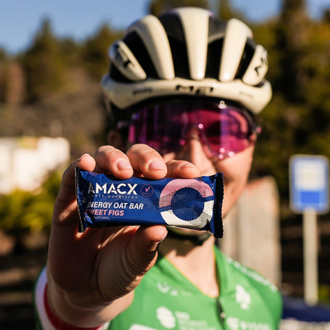 Elisa Longo Borghini disfrutando una barrita energética Amacx sabor higos dulces, un producto vegano que aporta 30 gramos de carbohidratos.