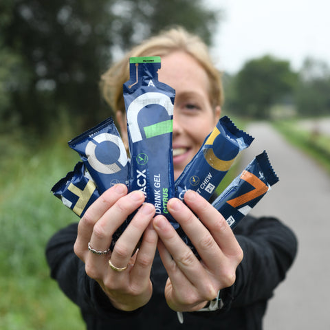 Variedad de productos Amacx para nutrición de resistencia, incluyendo geles energéticos, gomitas de fruta y barritas energéticas, cada uno aportando 30 gramos de carbohidratos para energía sostenida durante el deporte.